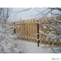 Забор на винтовых сваях зимой, штакетник